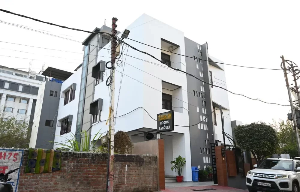 How to Decide Between Budget and Comfort When Booking a Hotel in Gomti Nagar at Ttamaasha Innn